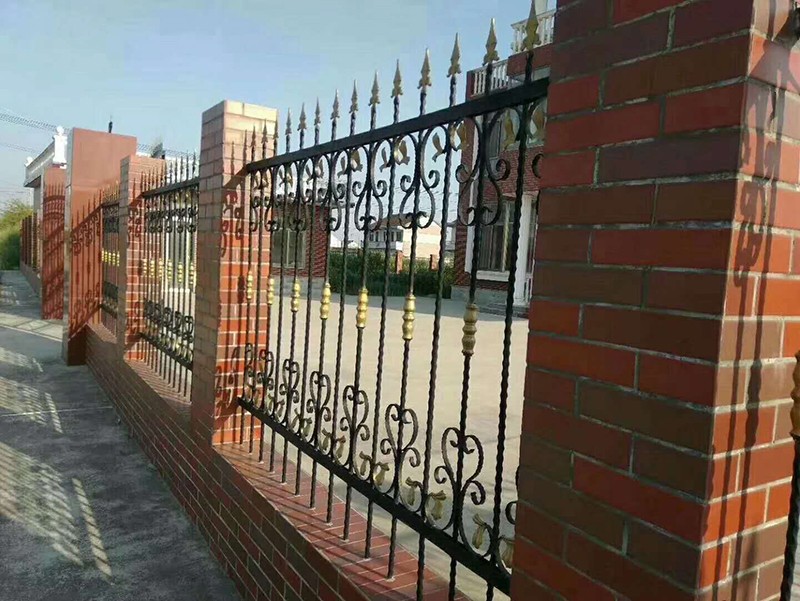 鐵藝護欄怎么預防生銹呢